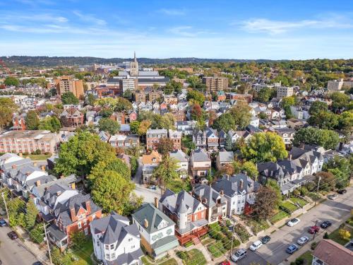 Pemandangan umum bagi Pittsburgh atau pemandangan bandar yang diambil dari apartmen
