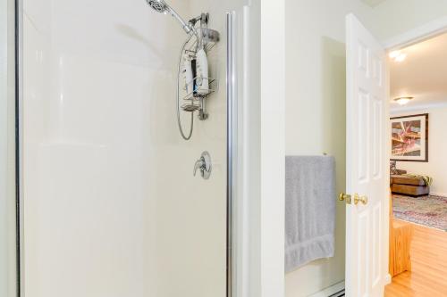 ChesterにあるCharming Chester Apartment Steps to Main Street!のバスルーム(シャワー、タオル付)