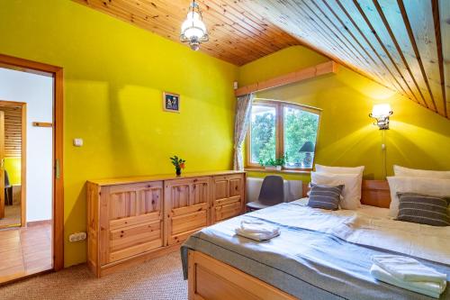 um quarto com uma cama grande e uma parede amarela em KupolaVilla-Apartment-Event house by the Danube river-Buda em Budapeste