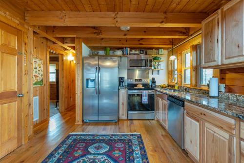 Afbeelding uit fotogalerij van Cozy Cove Cabin Pet Friendly & Creek Access in Marion