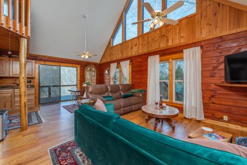 Afbeelding uit fotogalerij van Cozy Cove Cabin Pet Friendly & Creek Access in Marion