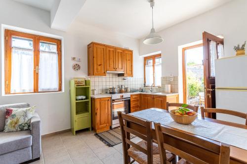 uma cozinha com uma mesa e um frigorífico em Maria's Residence em Riglia