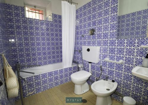 テーラス・デ・ボウロにあるMyStay - Quinta da Balançaの青いタイル張りのバスルーム(トイレ、シンク付)