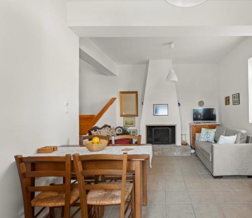 Maria's Residence في Riglia: غرفة معيشة مع طاولة وكراسي وأريكة
