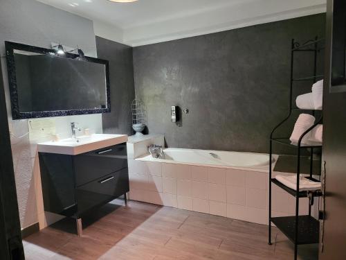 La salle de bains est pourvue d'un lavabo et d'une baignoire. dans l'établissement L' Oustaloun, à Maussane-les-Alpilles