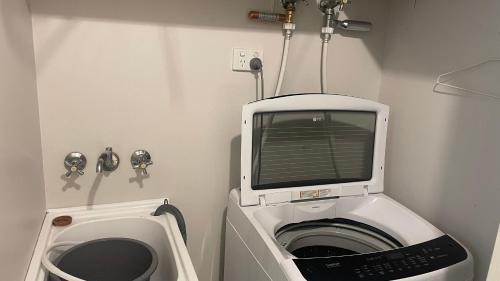 uma máquina de lavar roupa com uma televisão em cima em BNE24M1 em Slacks Creek