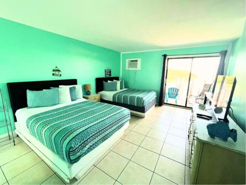 ein Schlafzimmer mit einem großen Bett und einem Balkon in der Unterkunft Conch Key Fishing Lodge & Marina in Conch Key