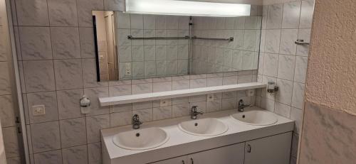 Ванная комната в Geräumige Wohnungen für Familien und Gruppen 9 Betten