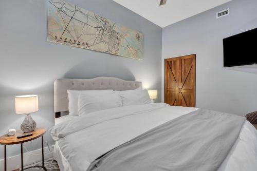 1 dormitorio con cama blanca y mapa en la pared en Broughton Haven, en Savannah