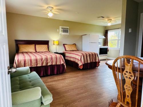 מיטה או מיטות בחדר ב-Scenic Motel Moncton