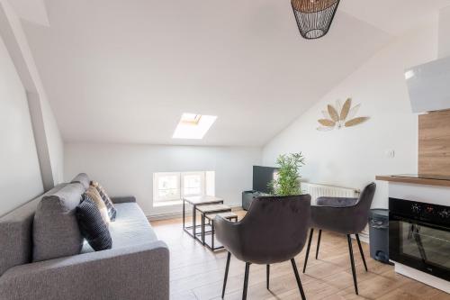 un salon avec un canapé et une table dans l'établissement Le Carnot, à Homécourt