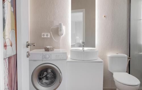 uma casa de banho com uma máquina de lavar roupa e um WC em Alyvia Central Apartment 2 em Ioannina