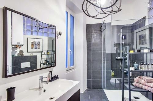 une salle de bain avec un lavabo et une douche dans l'établissement Le Baille Coeur centre Ville, à Marseille