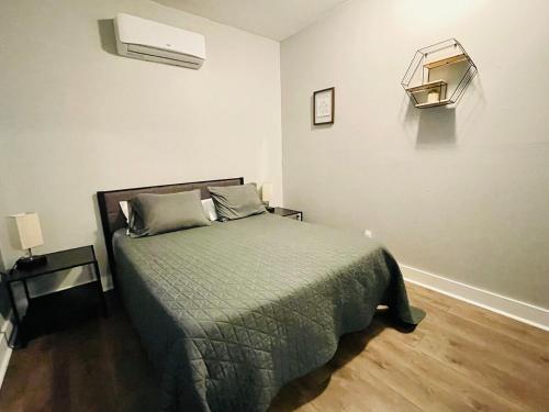 um quarto com uma cama e ar condicionado na parede em Legend's Orchard-close To Downtown And Baylor em Waco