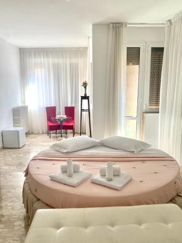 a bedroom with a large bed with two towels at Via del Corso Room&Suite in Matera
