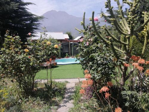 un jardín con piscina en una casa en CASA kuntur en Cajon del Maipo