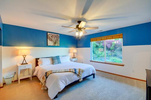 um quarto azul com uma cama e uma ventoinha de tecto em Gig Harbor Vacation Rental with Private Hot Tub! em Gig Harbor