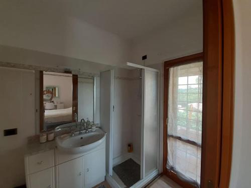 a bathroom with a sink and a mirror at CAMERA PRIVATA IN VILLA CON INGRESSO INDIPENDENTE,ingresso dal bagno in Ponte San Giovanni