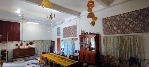 un comedor con mesa y sillas en una habitación en Mas des Marbres Sauvages - la Grange 6 chambres grand parc à 3 km de la plage, en Sainte-Marie-la-Mer