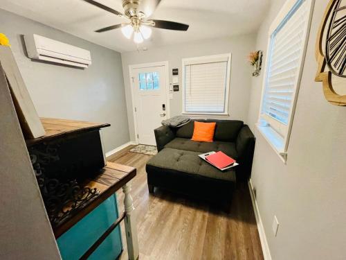 ein Wohnzimmer mit einem Sofa und einem TV in der Unterkunft Casita Blanca- Close To Downtown in Waco