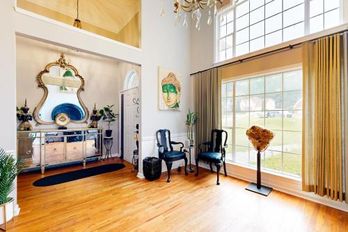 - un salon avec une table, des chaises et une grande fenêtre dans l'établissement Golden Acres Manor, à Atlanta