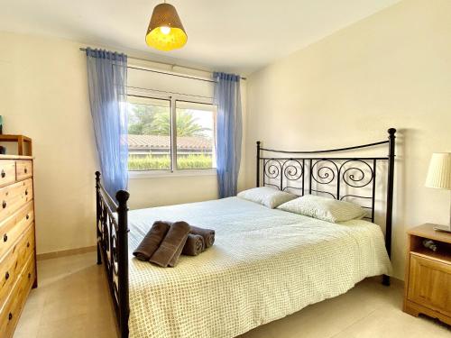 - une chambre avec un lit noir et une fenêtre dans l'établissement Villa Avondale 3bedroom villa with air-conditioning & private swimming pool, à L'Ametlla de Mar