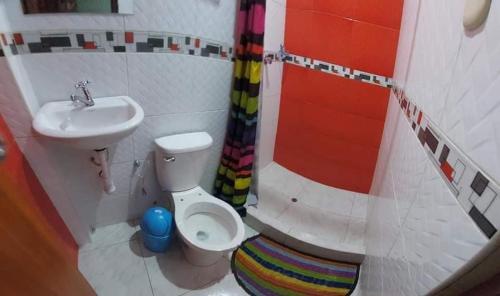 Baño pequeño con aseo y lavamanos en Hospedaje de Joce, en Nazca