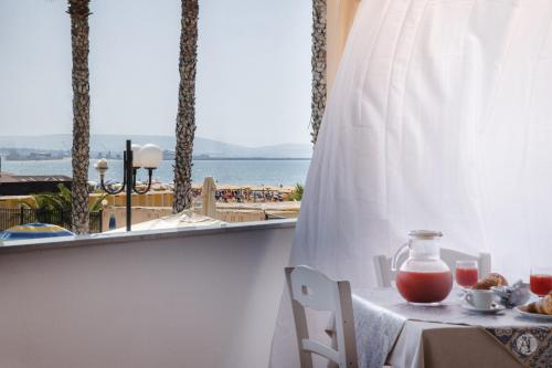 uma mesa com vista para o oceano a partir de um quarto de hotel em Andrea Case Vacanze L'Ancora em Porto Empedocle