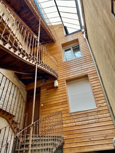 - un bâtiment avec des escaliers et des fenêtres sur le côté dans l'établissement Studette cœur de ville, à Besançon