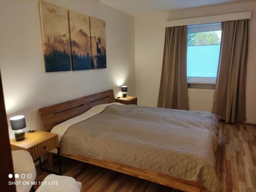 1 dormitorio con 1 cama, 2 mesas y una ventana en groassehof Haus Gstrein en Imsterberg