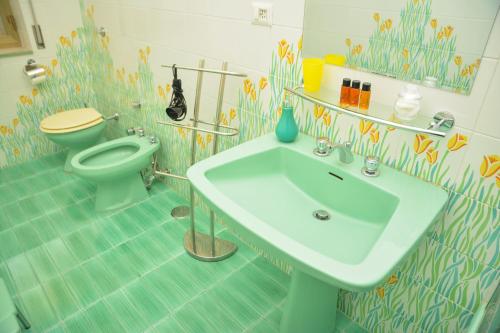ナポリにあるFURTURE'Roomsのバスルーム(洗面台、トイレ付)