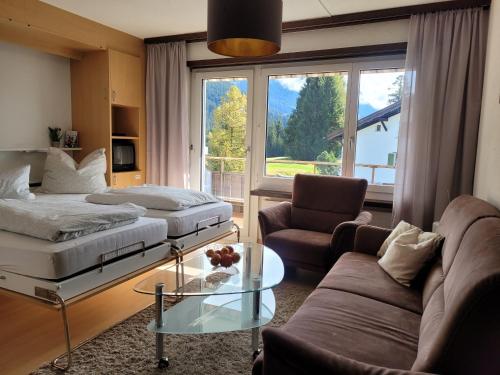 sala de estar con 2 camas y sofá en Palousa (150 Ro), en Valbella
