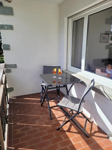 a patio with a table and chairs on a balcony at Palousa (150 Ro) in Valbella