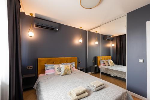 um quarto com 2 camas e um espelho grande em TOPAZ Beachfront Apartment em Varna City