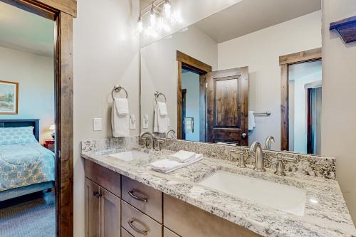 baño con 2 lavabos y espejo grande en Buck Horn Estate, 51A, en Kamas
