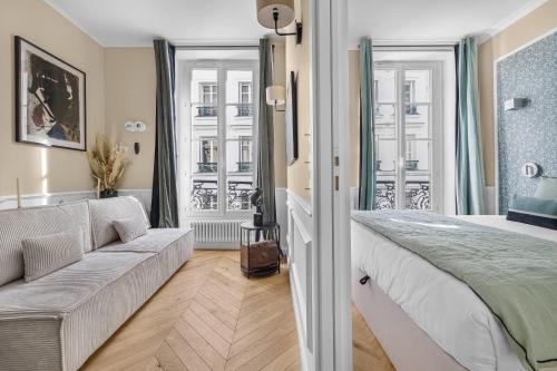 un salon avec un lit et un canapé dans l'établissement Vetiver, à Paris