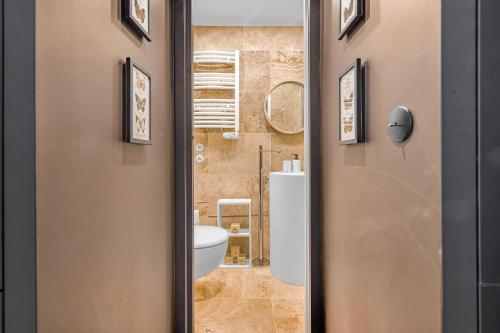 La salle de bains est pourvue de toilettes séparées par une porte. dans l'établissement Vetiver, à Paris