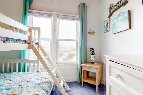 sypialnia z łóżkiem piętrowym i oknem w obiekcie About the Waves w mieście Avon