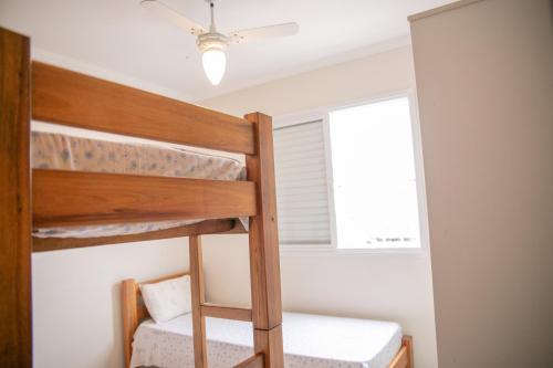 Ce lit superposé se trouve dans un dortoir doté d'une fenêtre. dans l'établissement Paramar Praia Grande, à Ubatuba