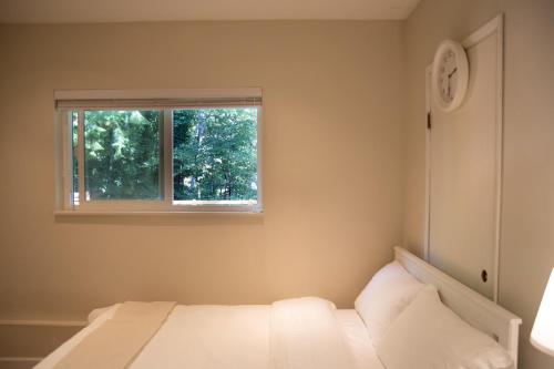 a bedroom with a bed and a window at Creek Side 2-Bedroom Guest Suite in Burnaby