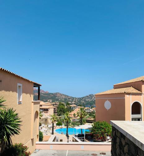 - une vue sur la piscine depuis un bâtiment dans l'établissement Cap Esterel ,Baie d'Agay ,vue mer, à Saint-Raphaël