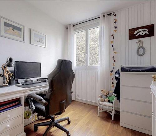 Schlafzimmer mit einem Computertisch und einem Stuhl in der Unterkunft Appartement 2 chambres in Romans-sur-Isère