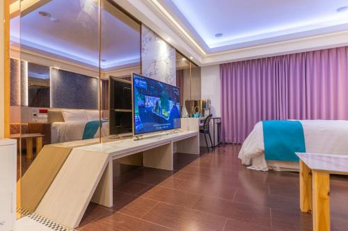 a hotel room with a television and a bed at King Motel王者 in Taoyuan