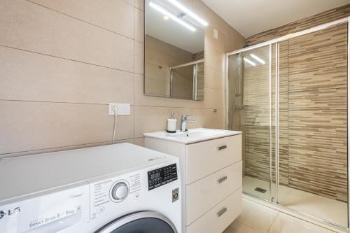 uma lavandaria com uma máquina de lavar roupa e um lavatório em Versalles 732 Apartment Levante-Rincon Loix Area em Benidorm