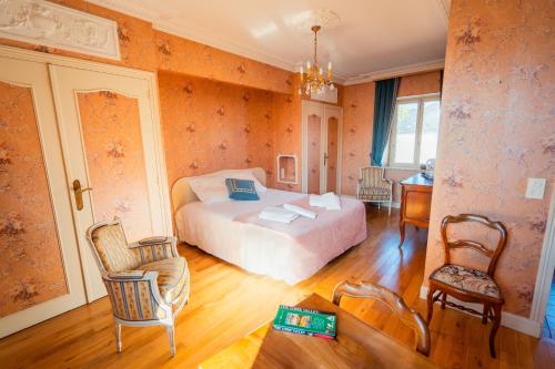 a bedroom with a bed and a table and chairs at RELAIS SAINT JACQUES in Amboise