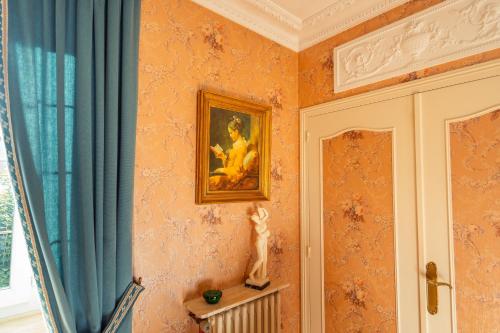 a room with orange walls and a painting on the wall at RELAIS SAINT JACQUES in Amboise