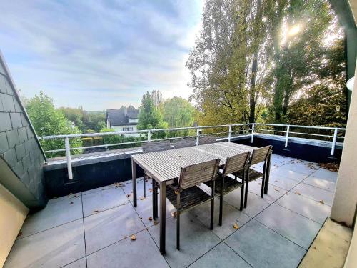 una mesa y sillas en la parte superior de un balcón en 3 bedrooms Penthouse with 3 Terraces & Free Parking-145--2, en Luxemburgo