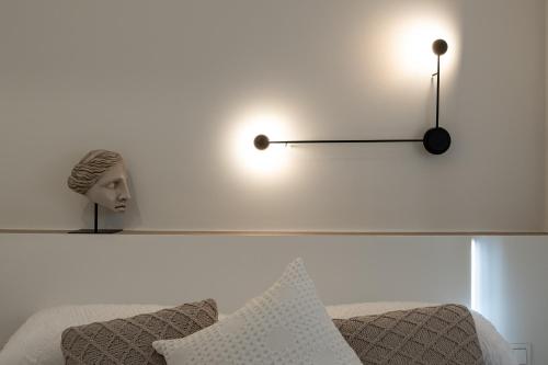 a clock on a wall next to a couch at Apartamento de lujo en el centro de Murcia By Alquileres ElConserje in Murcia