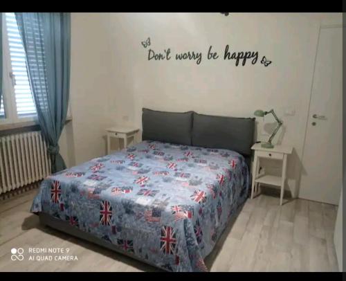 um quarto com uma cama com uma placa na parede em Casa Alessandro em Lucca