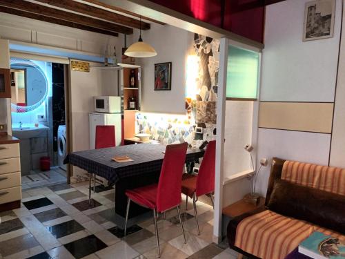 ヴェネツィアにあるTiepolo's Apartmentのキッチン、ダイニングルーム(テーブル、椅子付)